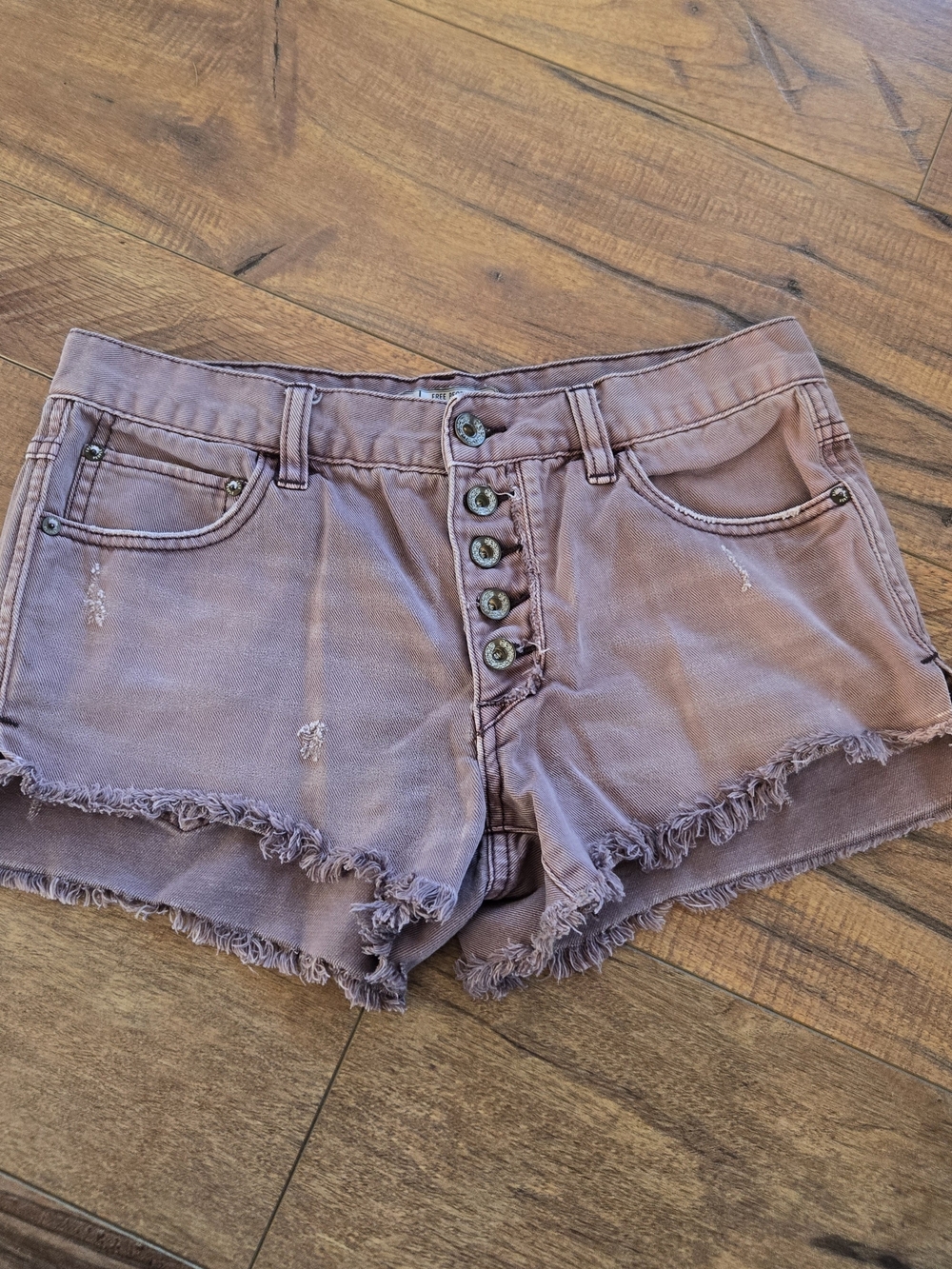 WOMEN HIGH-WAIST BUTTON-FRONT FRAYED HEM SHORTS - Mauve Vintage Colored